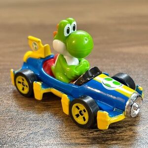 Nintendo HOT WHEELS 2018 Mario Bros Kart GREEN YOSHI Diecast Standard Kart Car